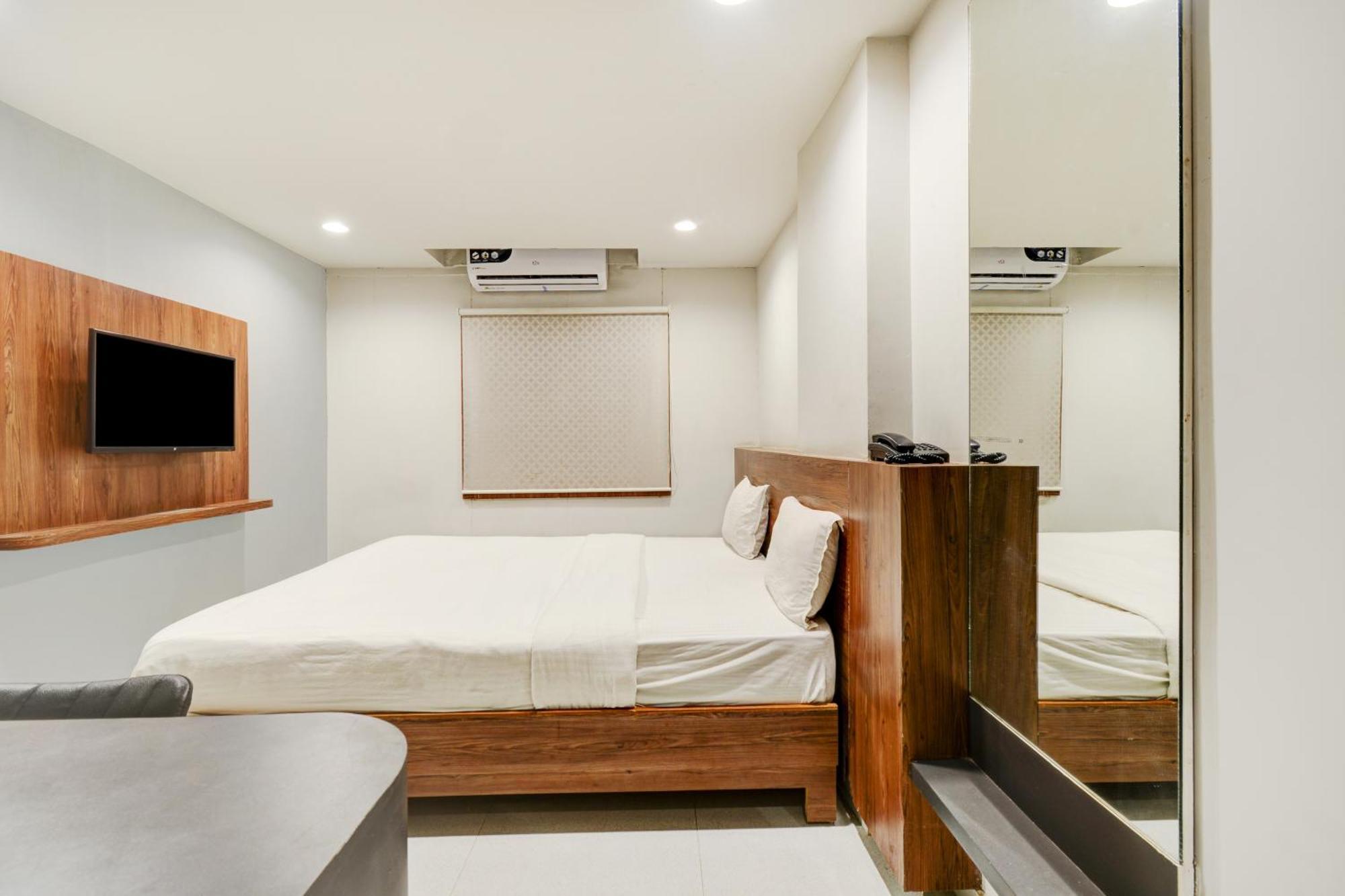 Hotel Desert Inn Tharad Екстериор снимка