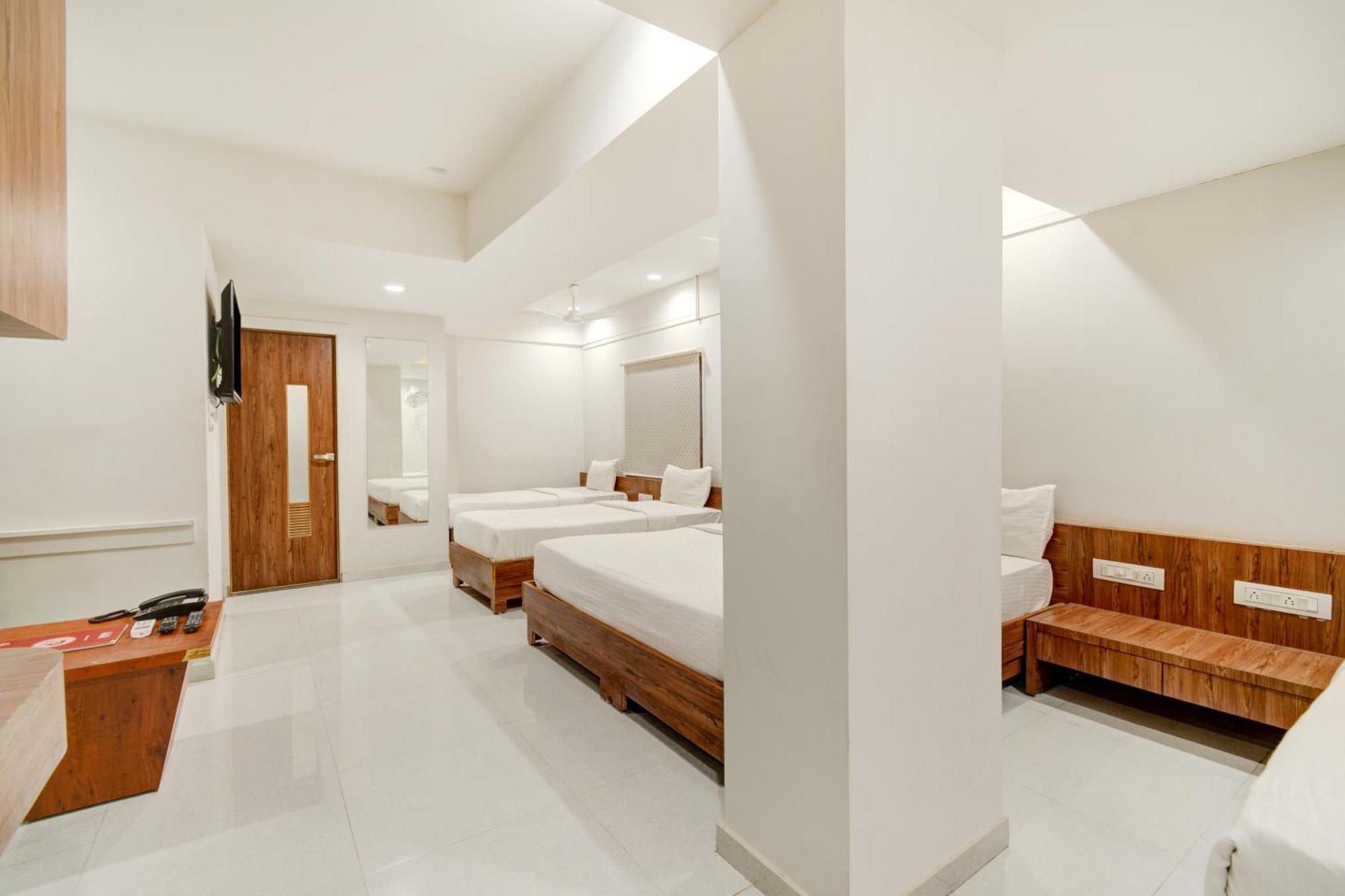 Hotel Desert Inn Tharad Екстериор снимка