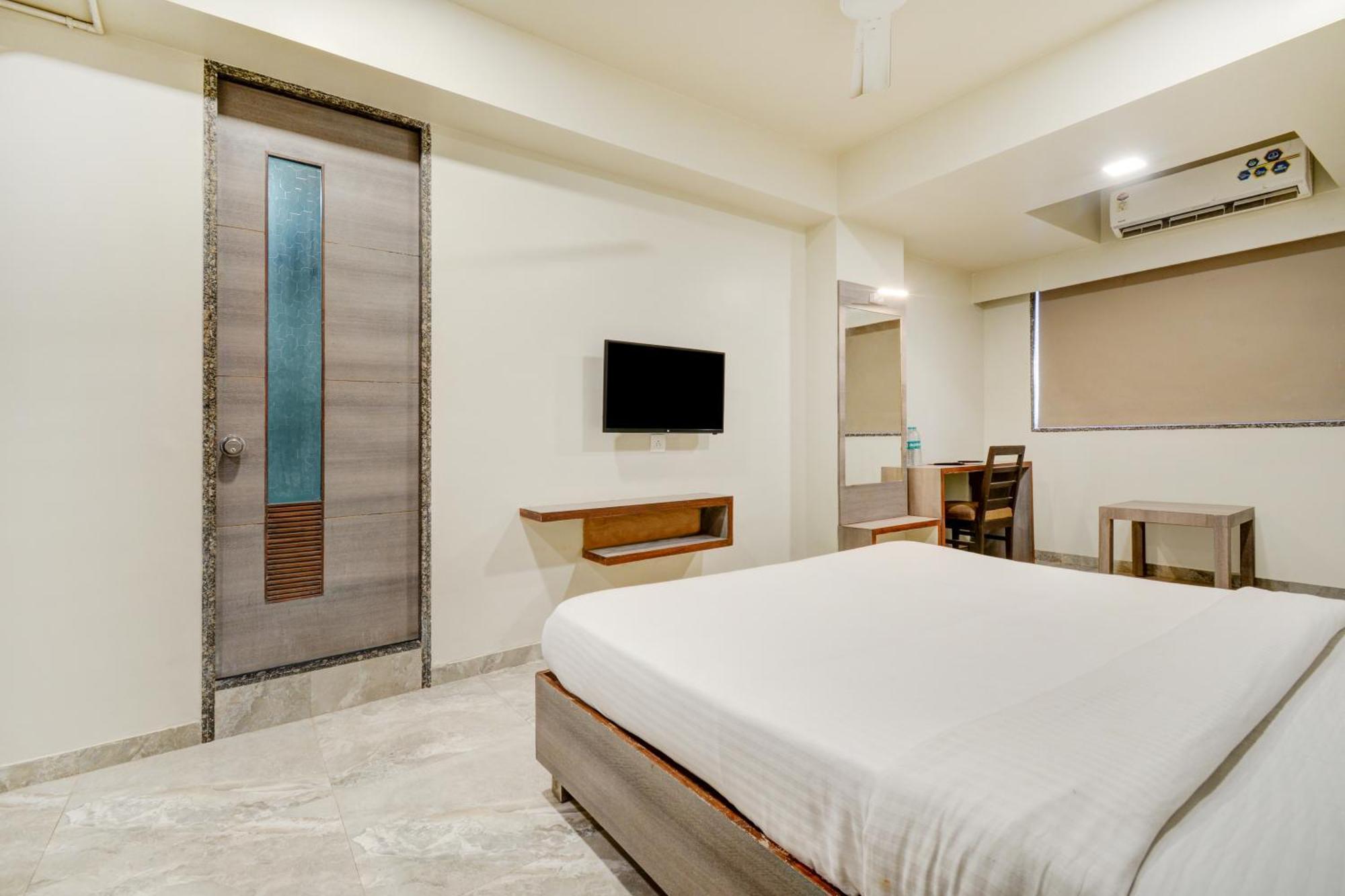 Hotel Desert Inn Tharad Екстериор снимка