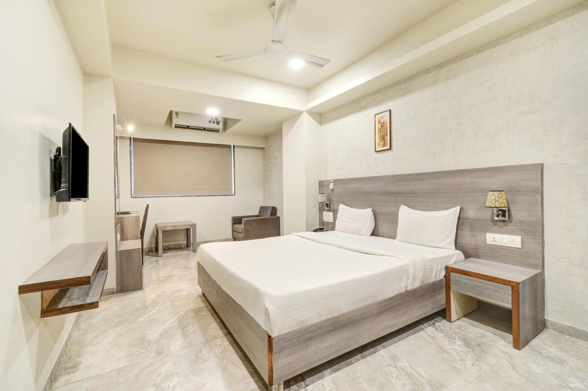 Hotel Desert Inn Tharad Екстериор снимка