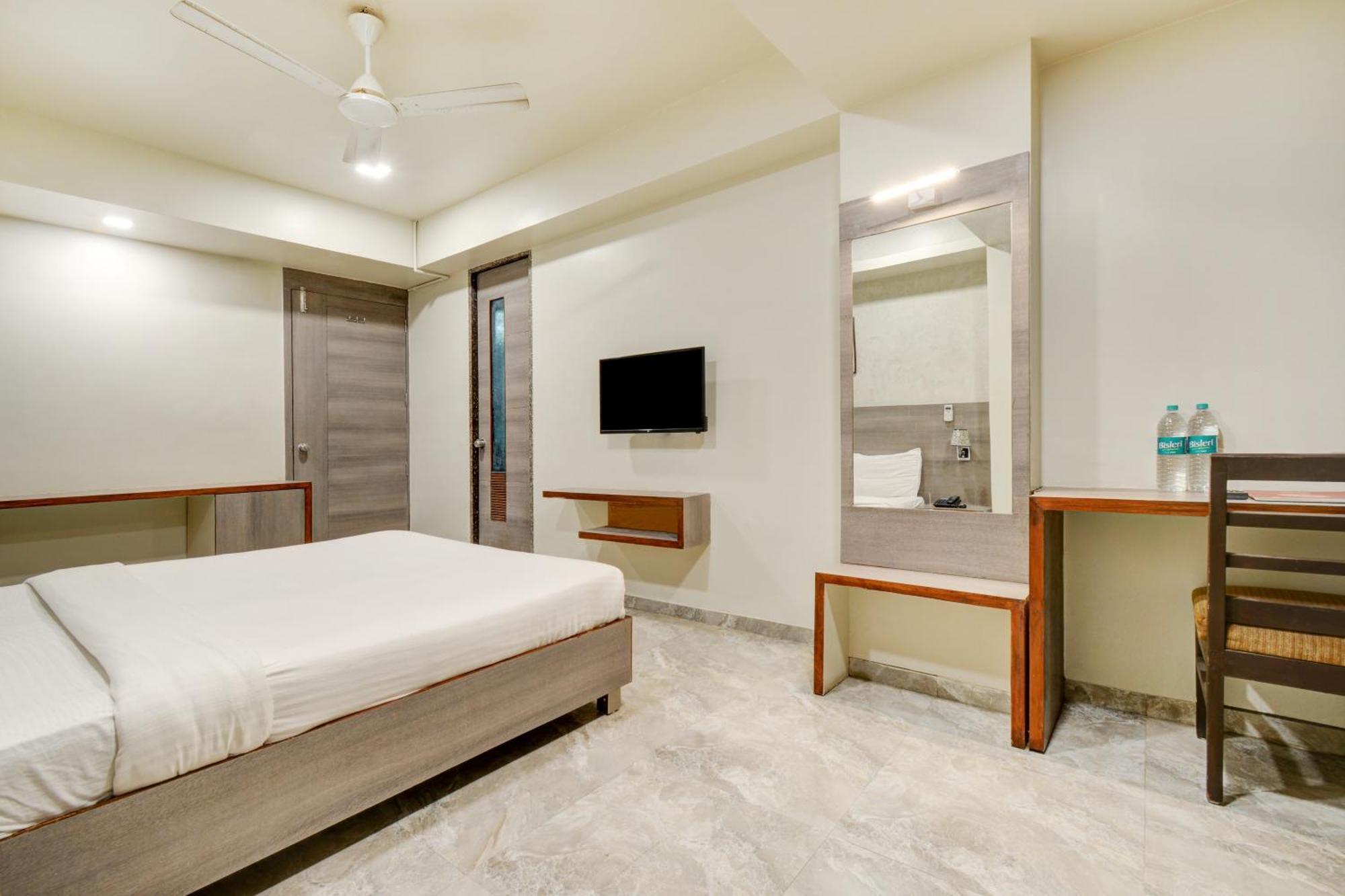 Hotel Desert Inn Tharad Екстериор снимка