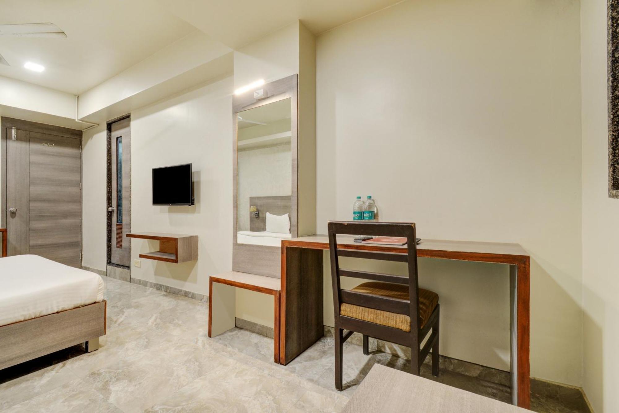 Hotel Desert Inn Tharad Екстериор снимка