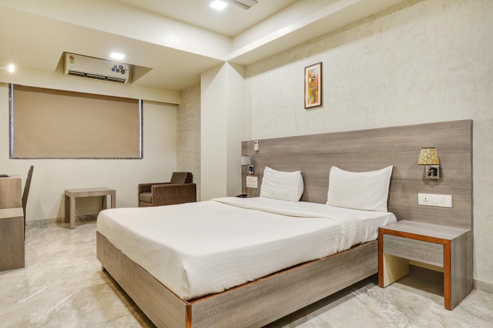 Hotel Desert Inn Tharad Екстериор снимка