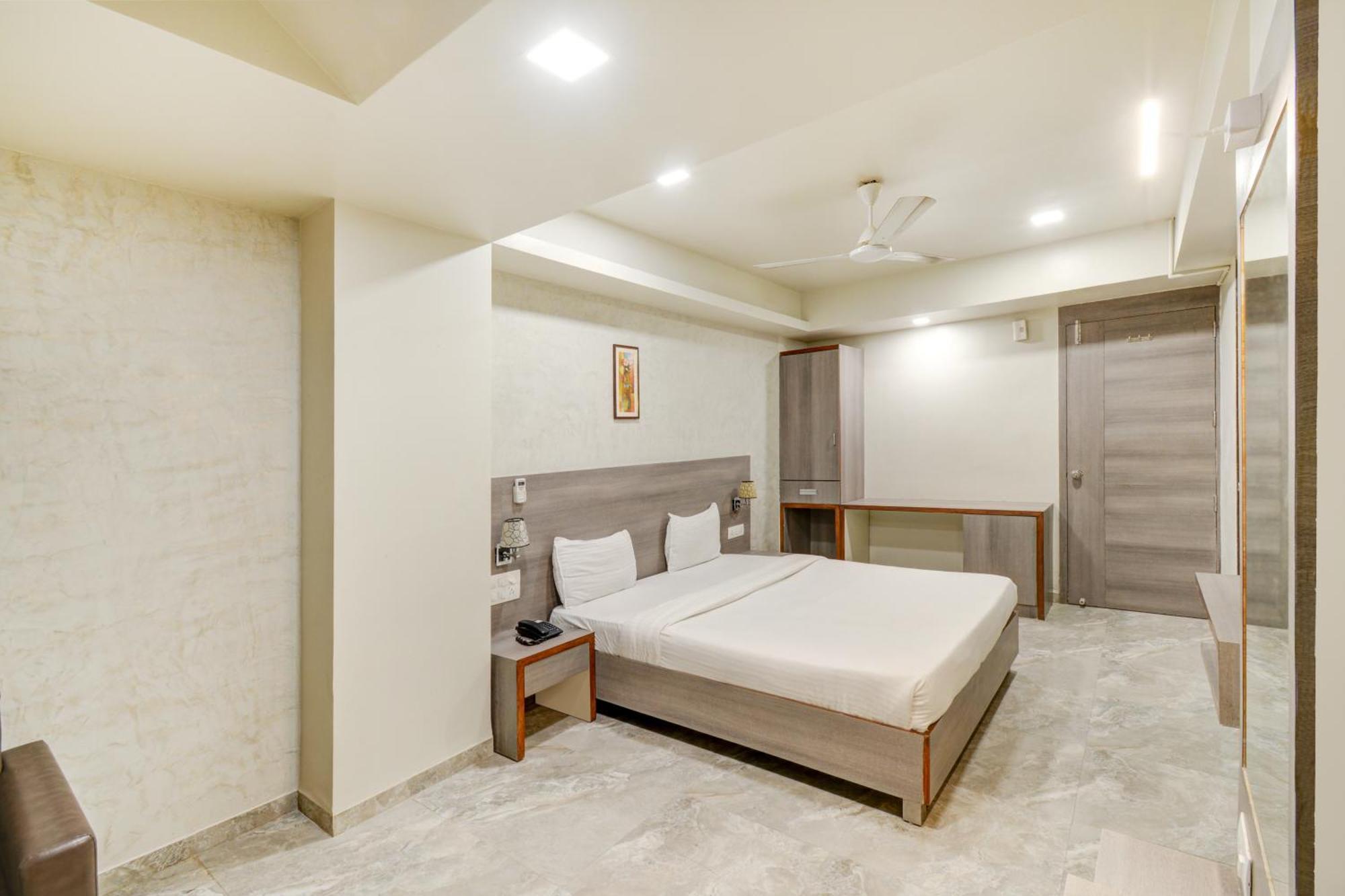 Hotel Desert Inn Tharad Екстериор снимка