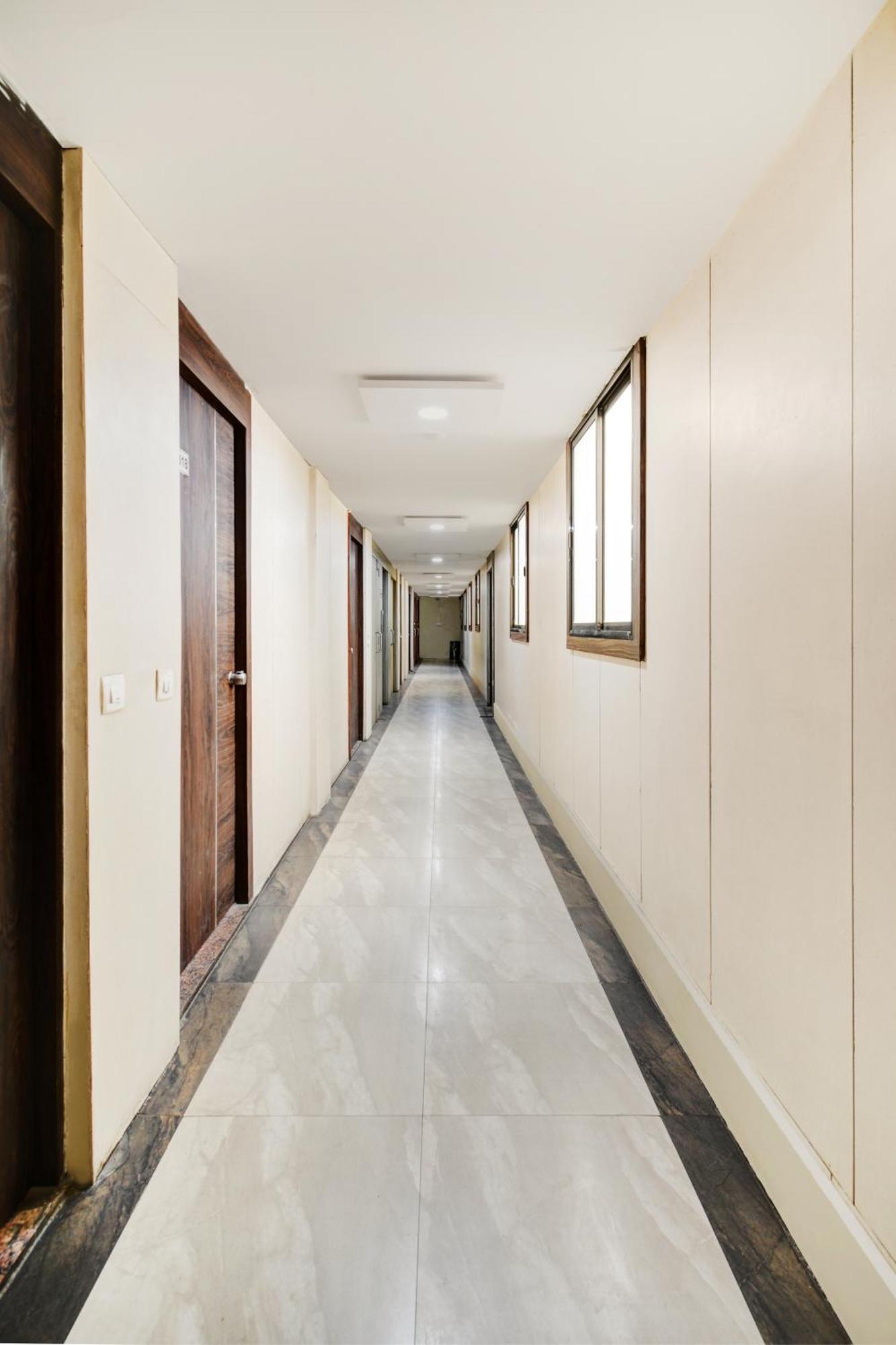 Hotel Desert Inn Tharad Екстериор снимка