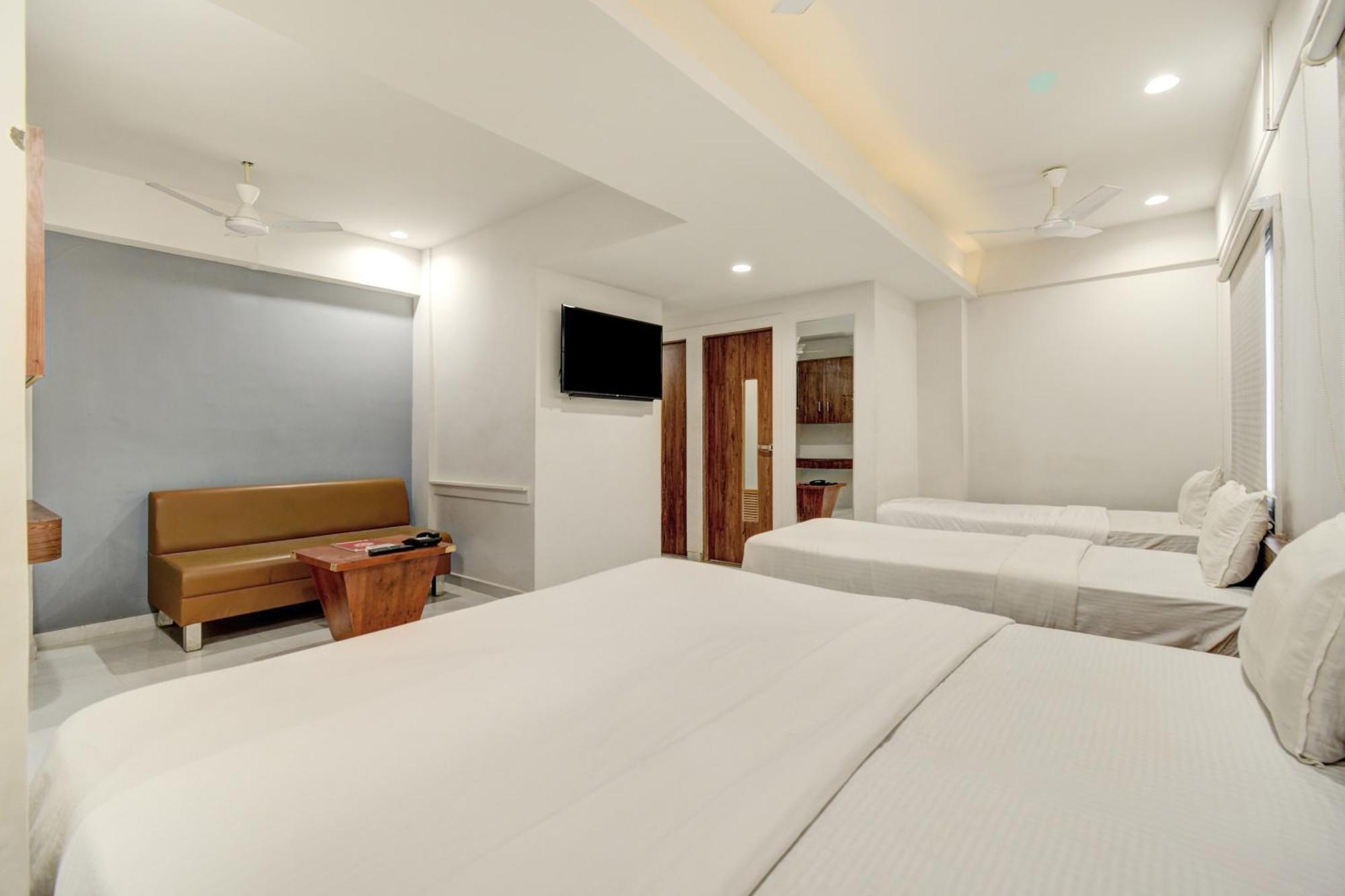 Hotel Desert Inn Tharad Екстериор снимка