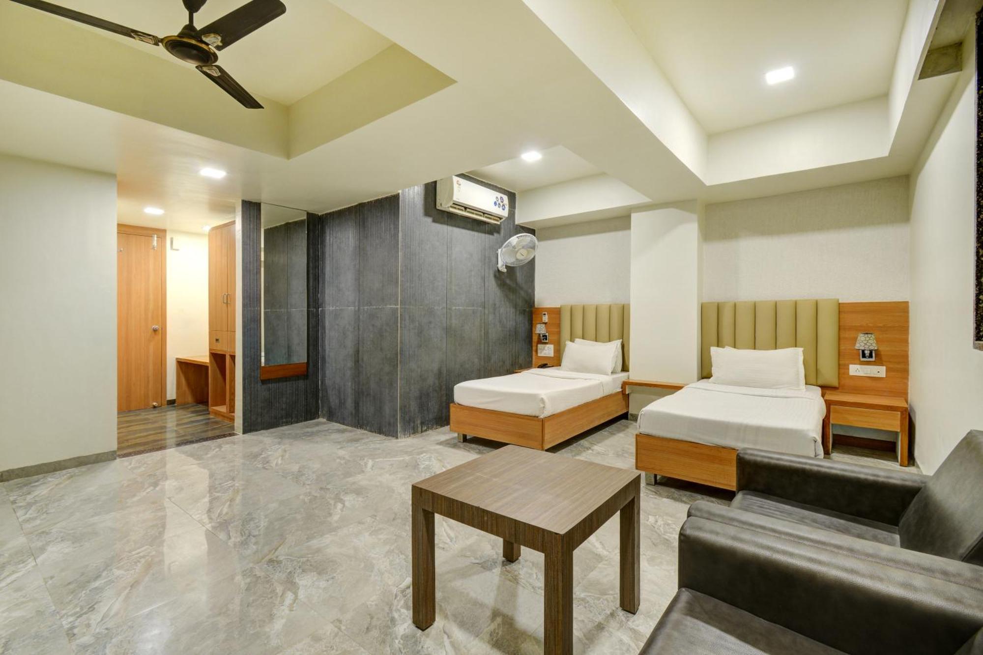 Hotel Desert Inn Tharad Екстериор снимка