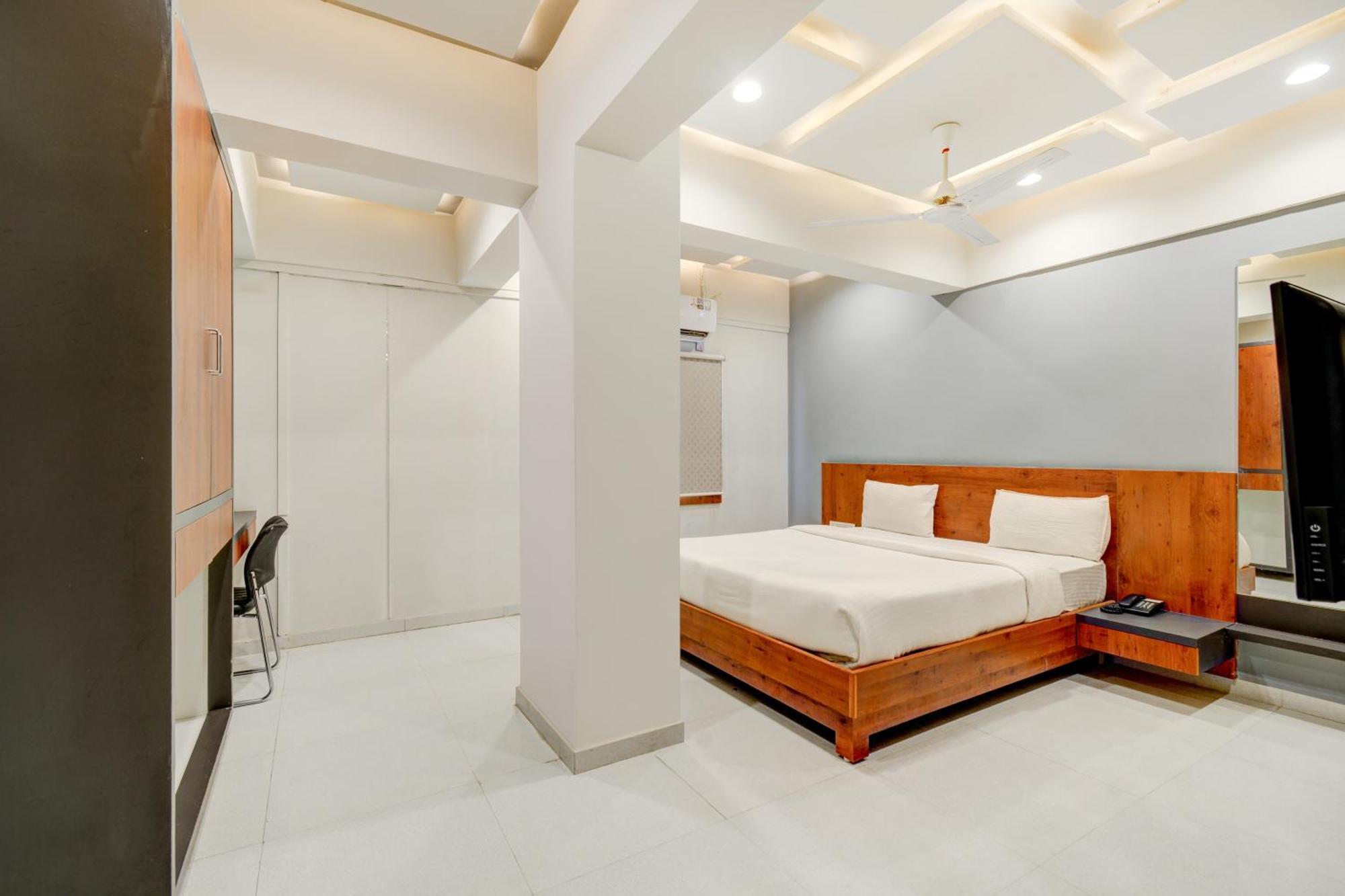 Hotel Desert Inn Tharad Екстериор снимка