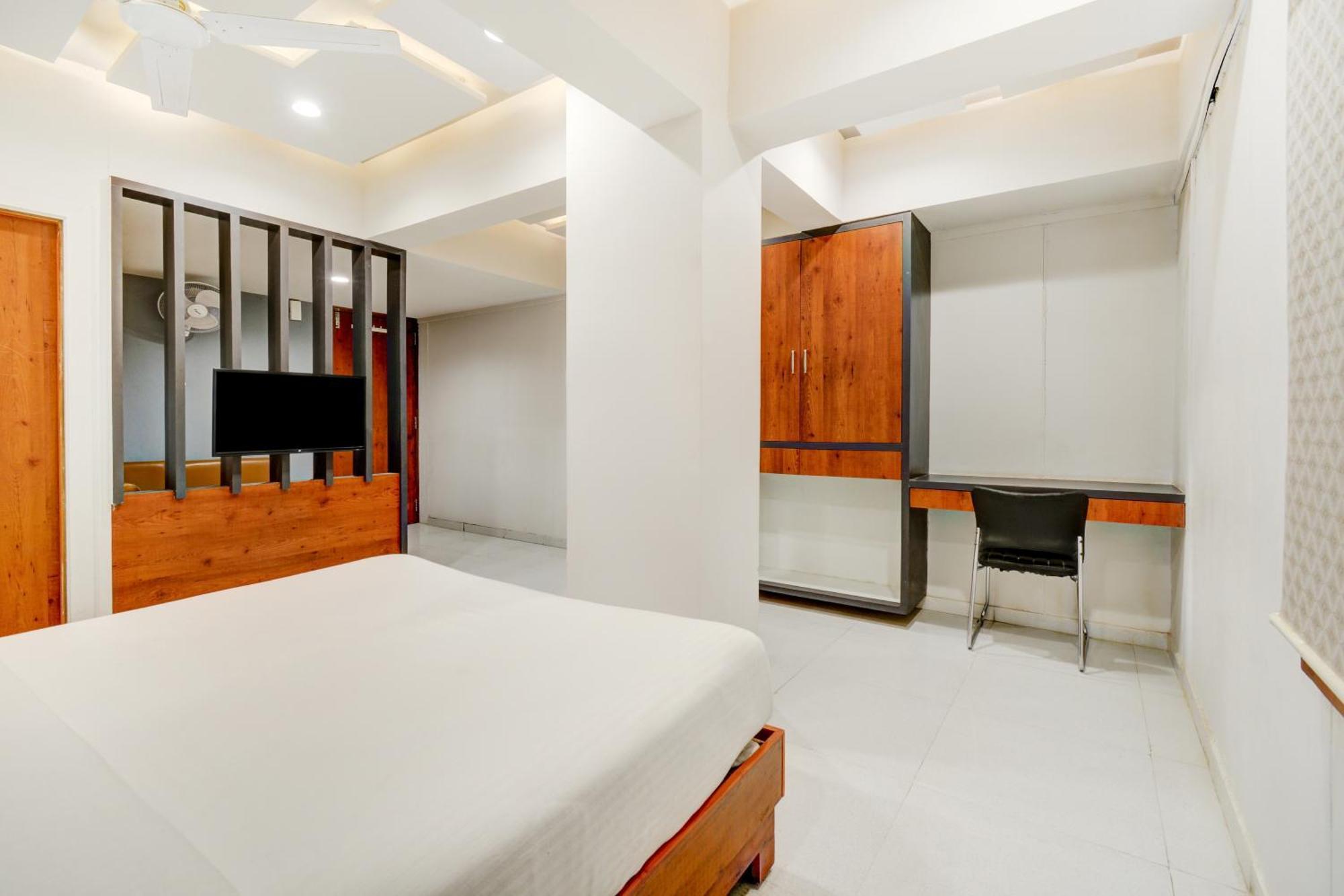 Hotel Desert Inn Tharad Екстериор снимка