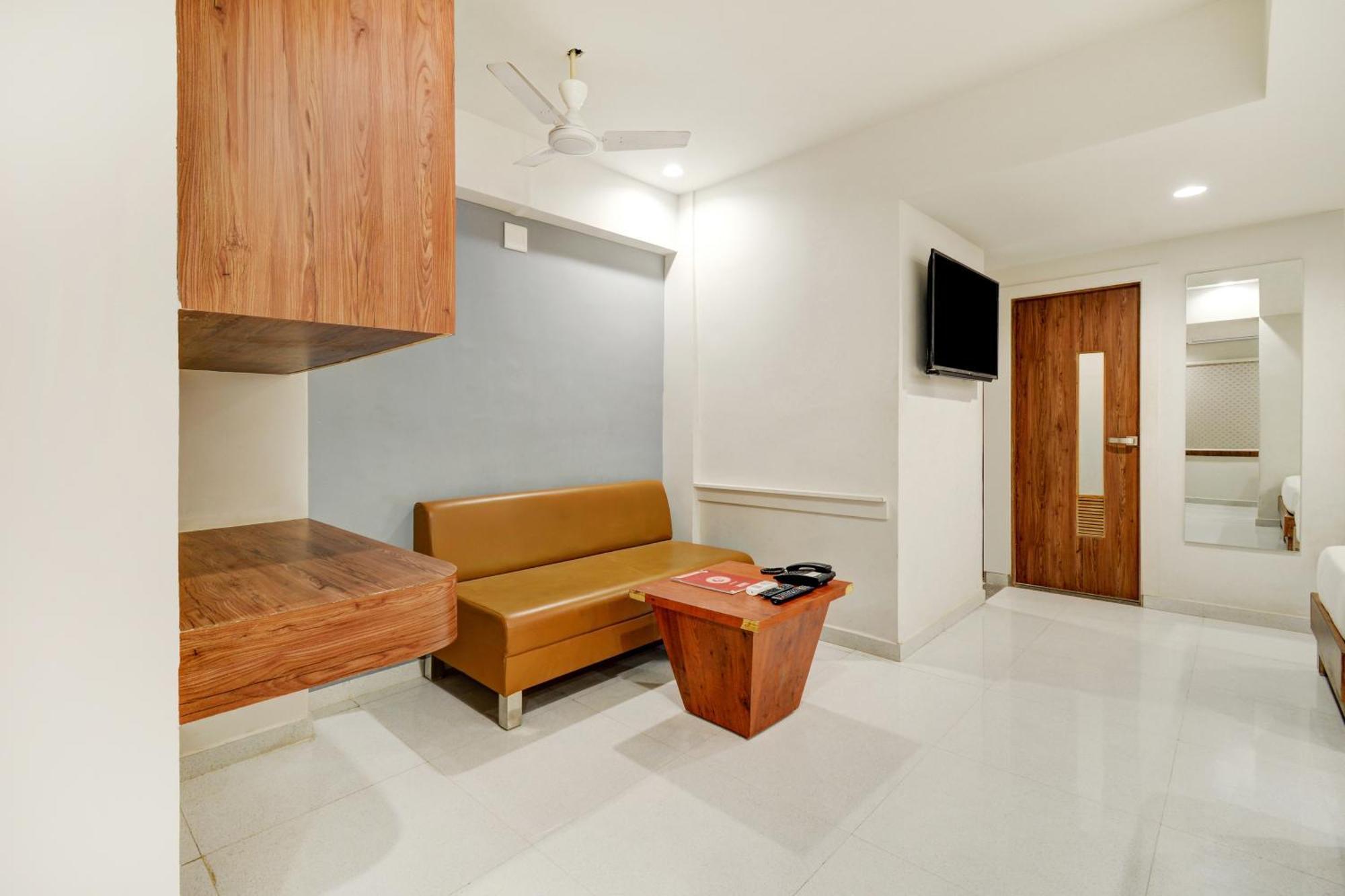 Hotel Desert Inn Tharad Екстериор снимка