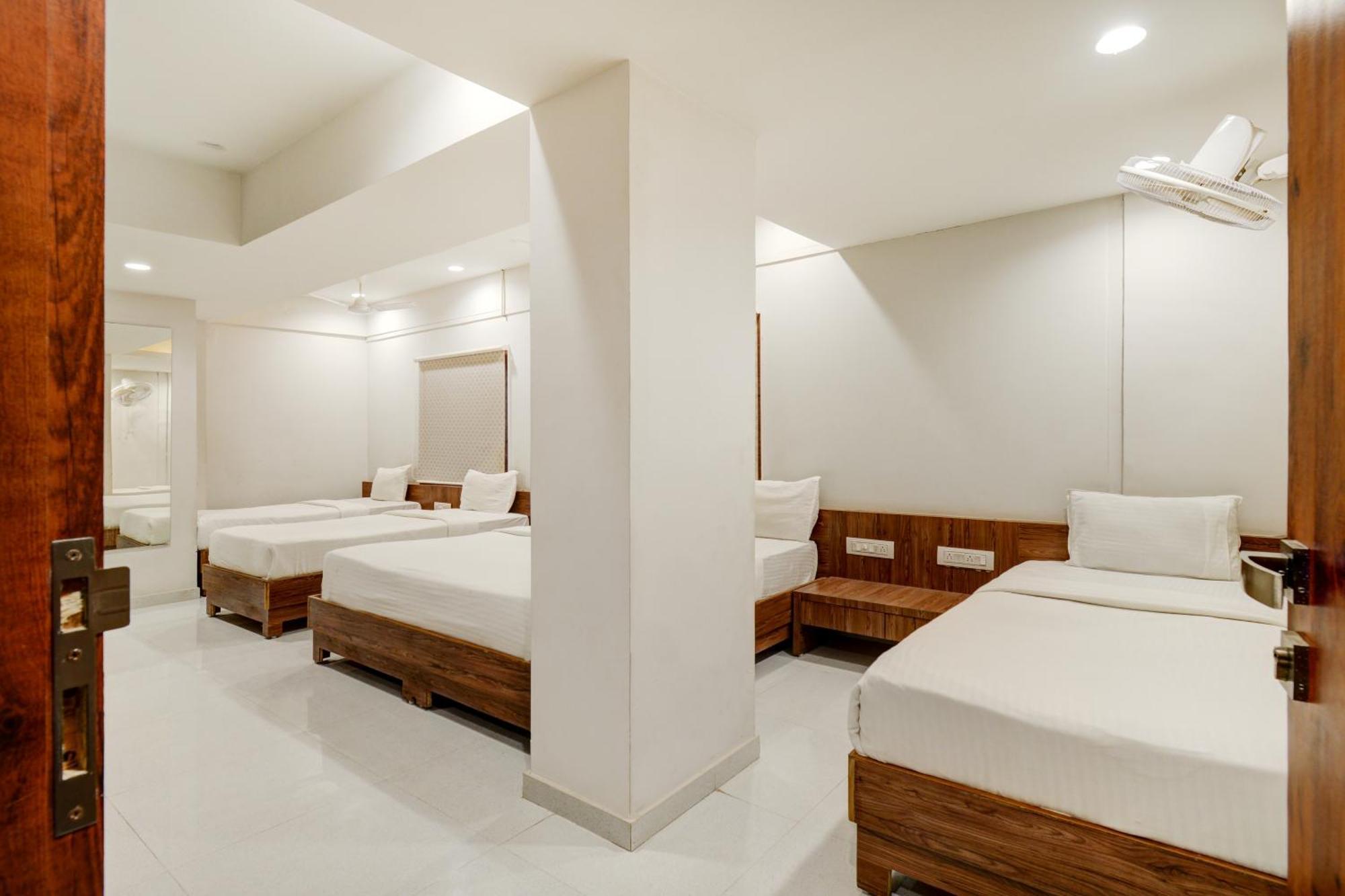 Hotel Desert Inn Tharad Екстериор снимка