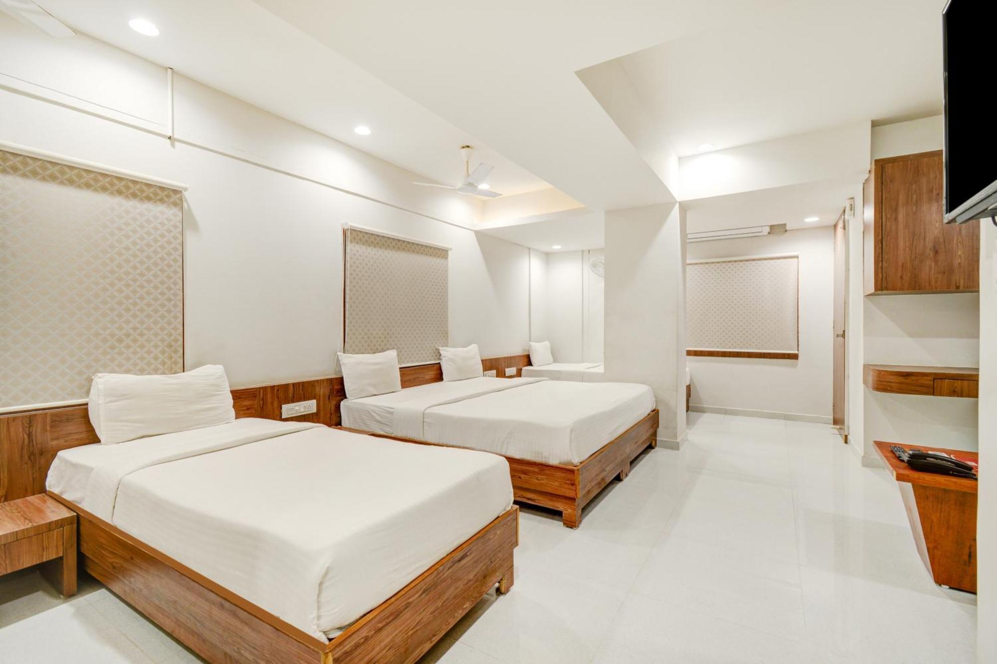 Hotel Desert Inn Tharad Екстериор снимка