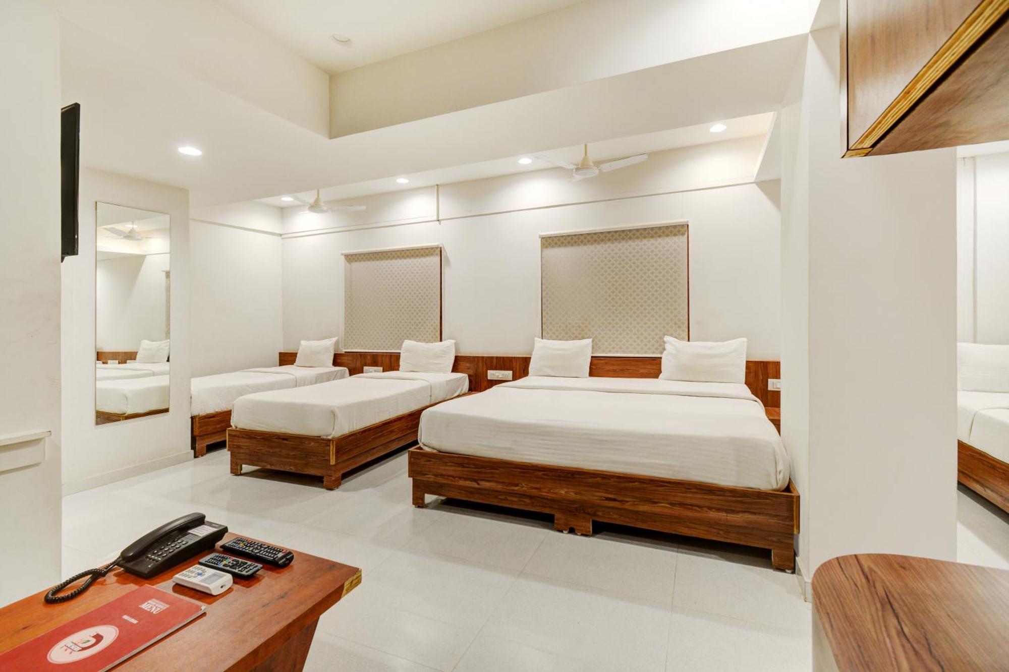 Hotel Desert Inn Tharad Екстериор снимка