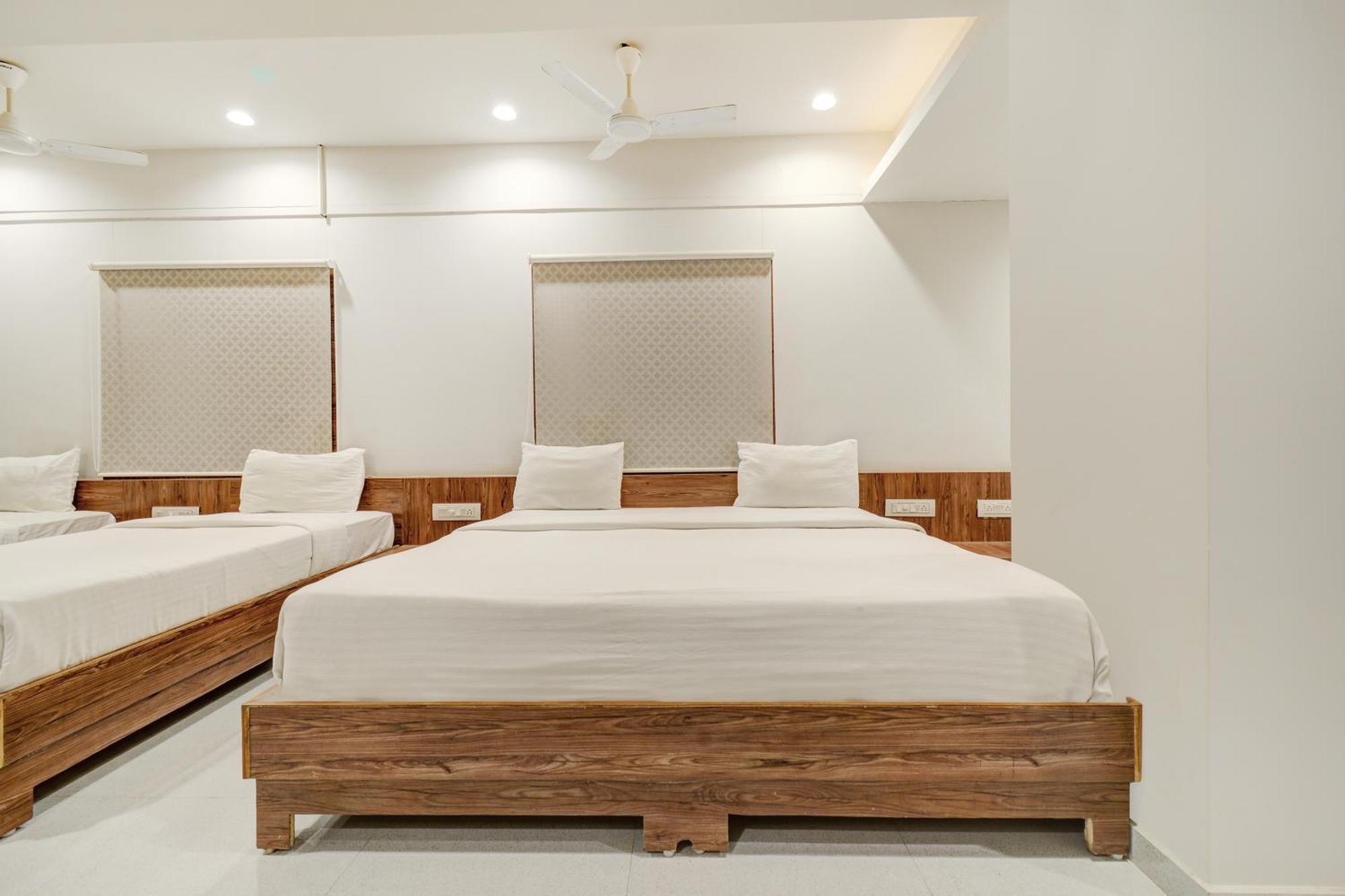 Hotel Desert Inn Tharad Екстериор снимка