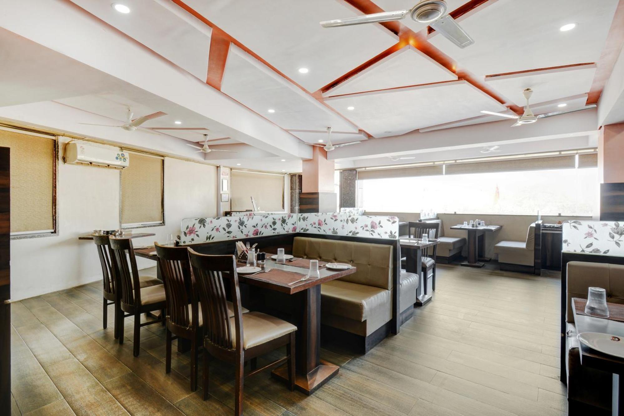 Hotel Desert Inn Tharad Екстериор снимка