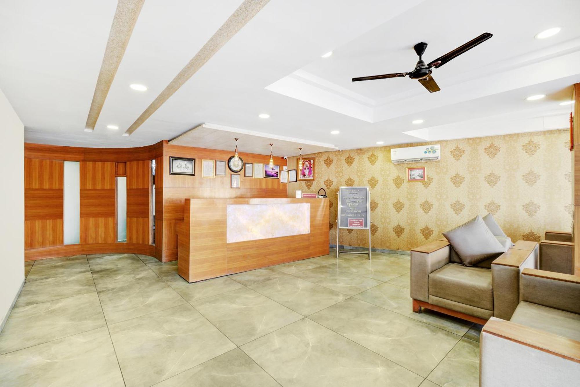 Hotel Desert Inn Tharad Екстериор снимка