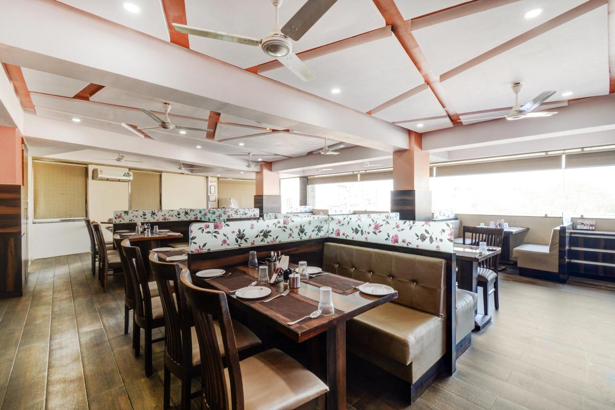 Hotel Desert Inn Tharad Екстериор снимка