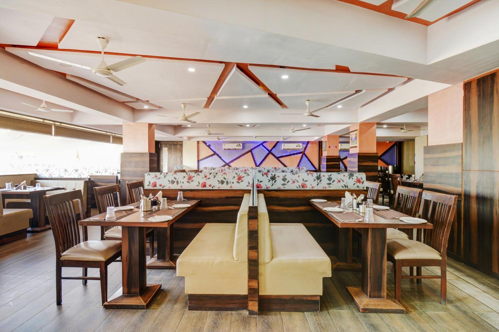 Hotel Desert Inn Tharad Екстериор снимка