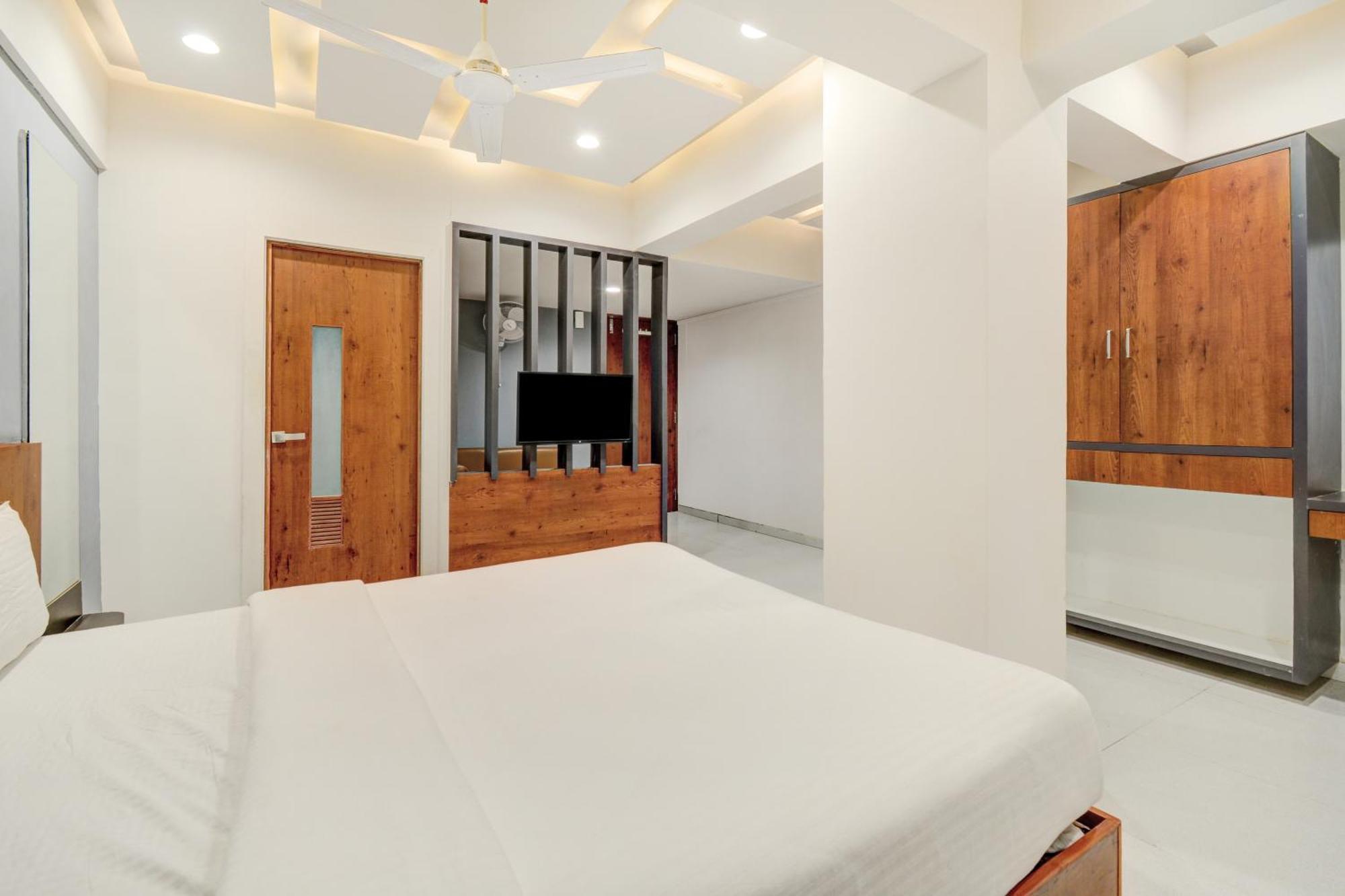 Hotel Desert Inn Tharad Екстериор снимка