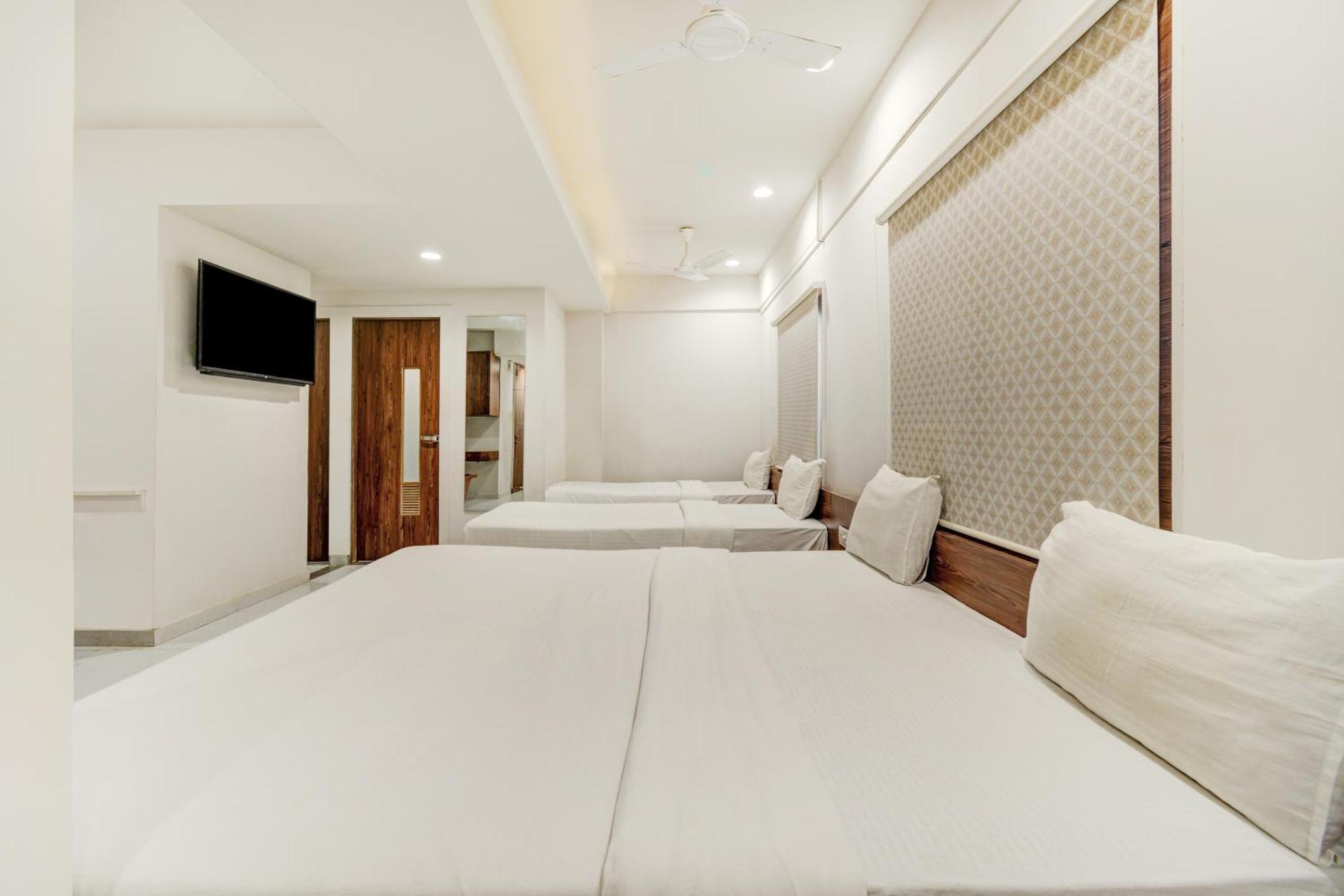 Hotel Desert Inn Tharad Екстериор снимка