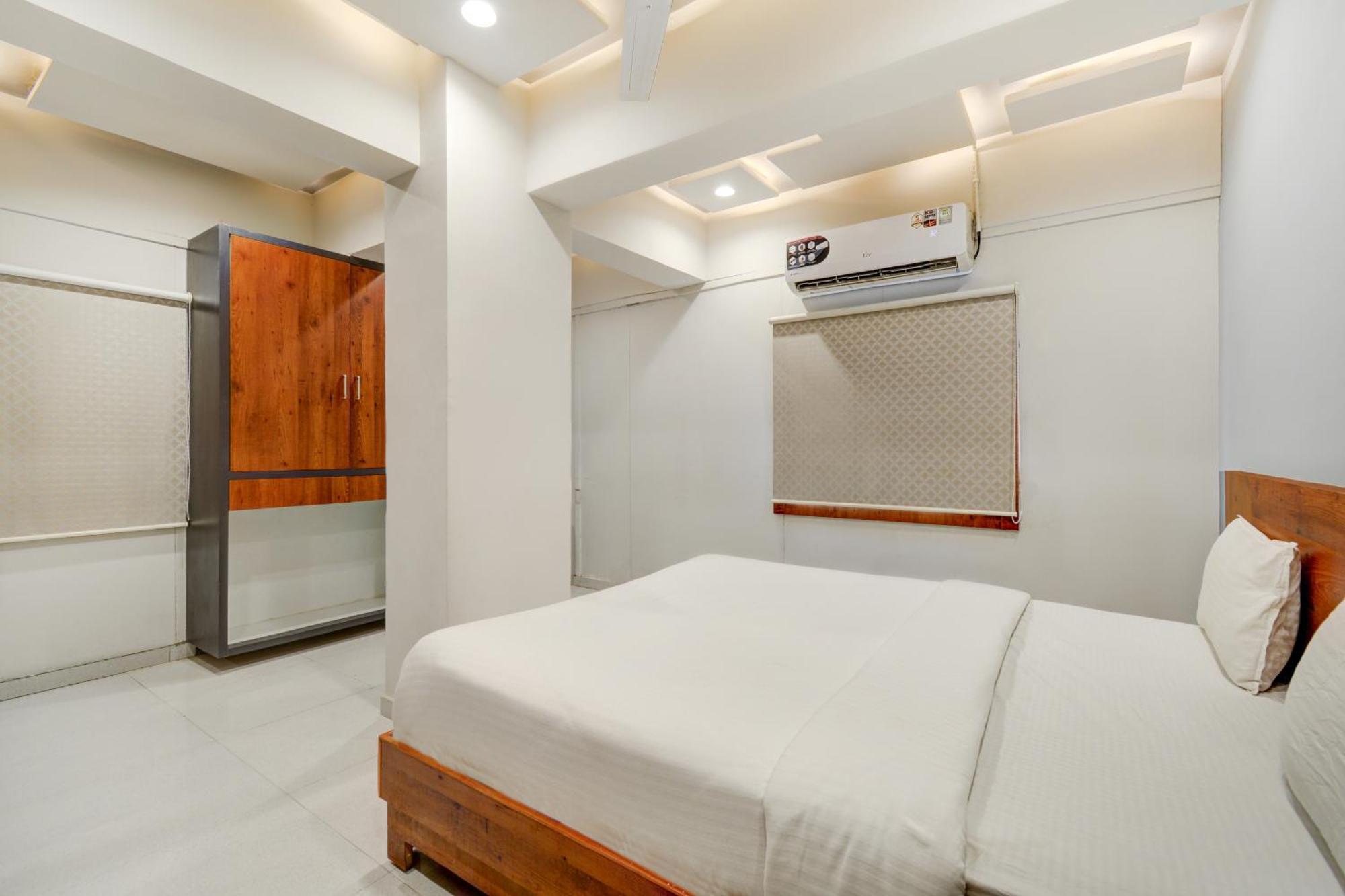 Hotel Desert Inn Tharad Екстериор снимка