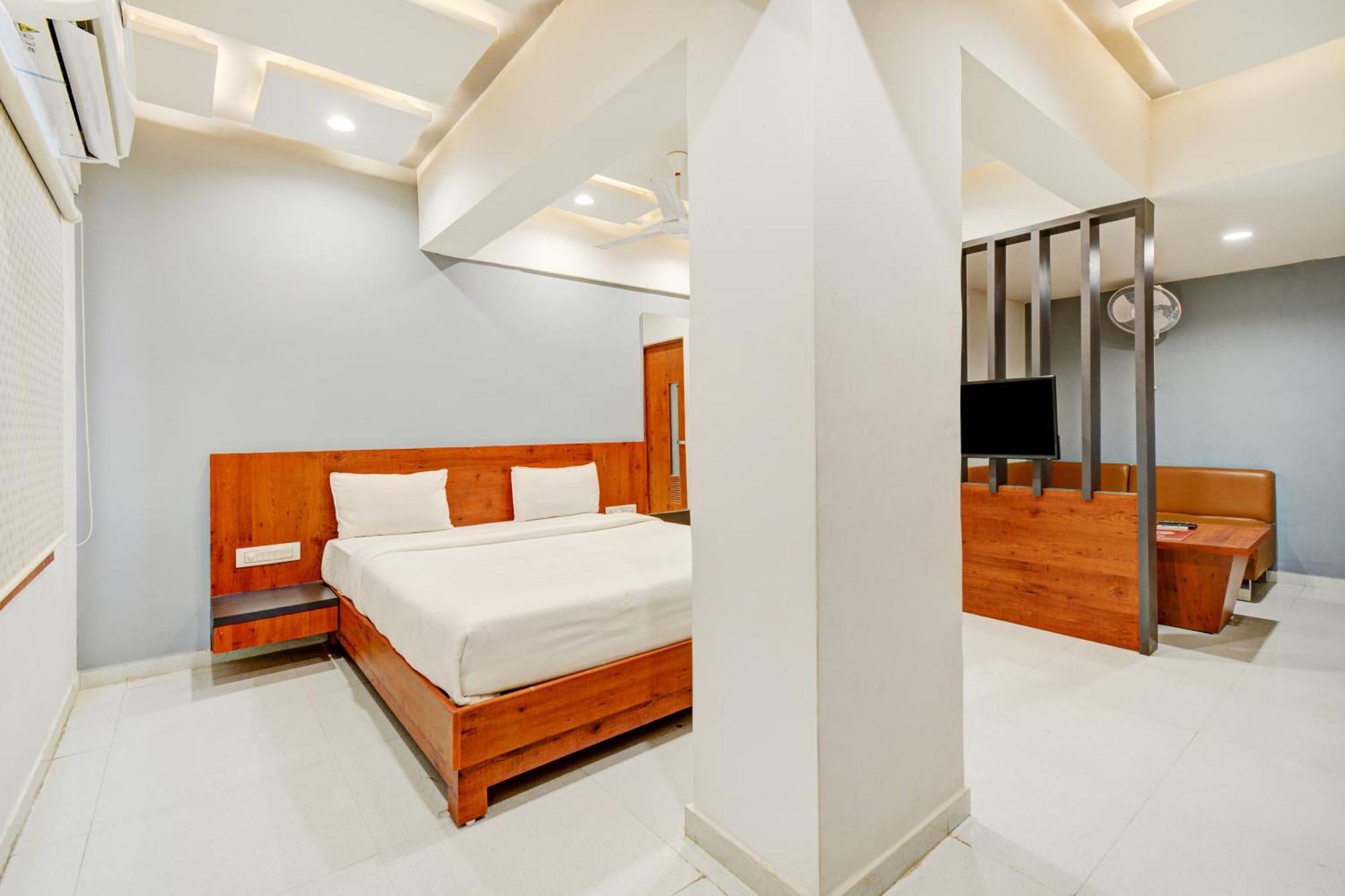 Hotel Desert Inn Tharad Екстериор снимка
