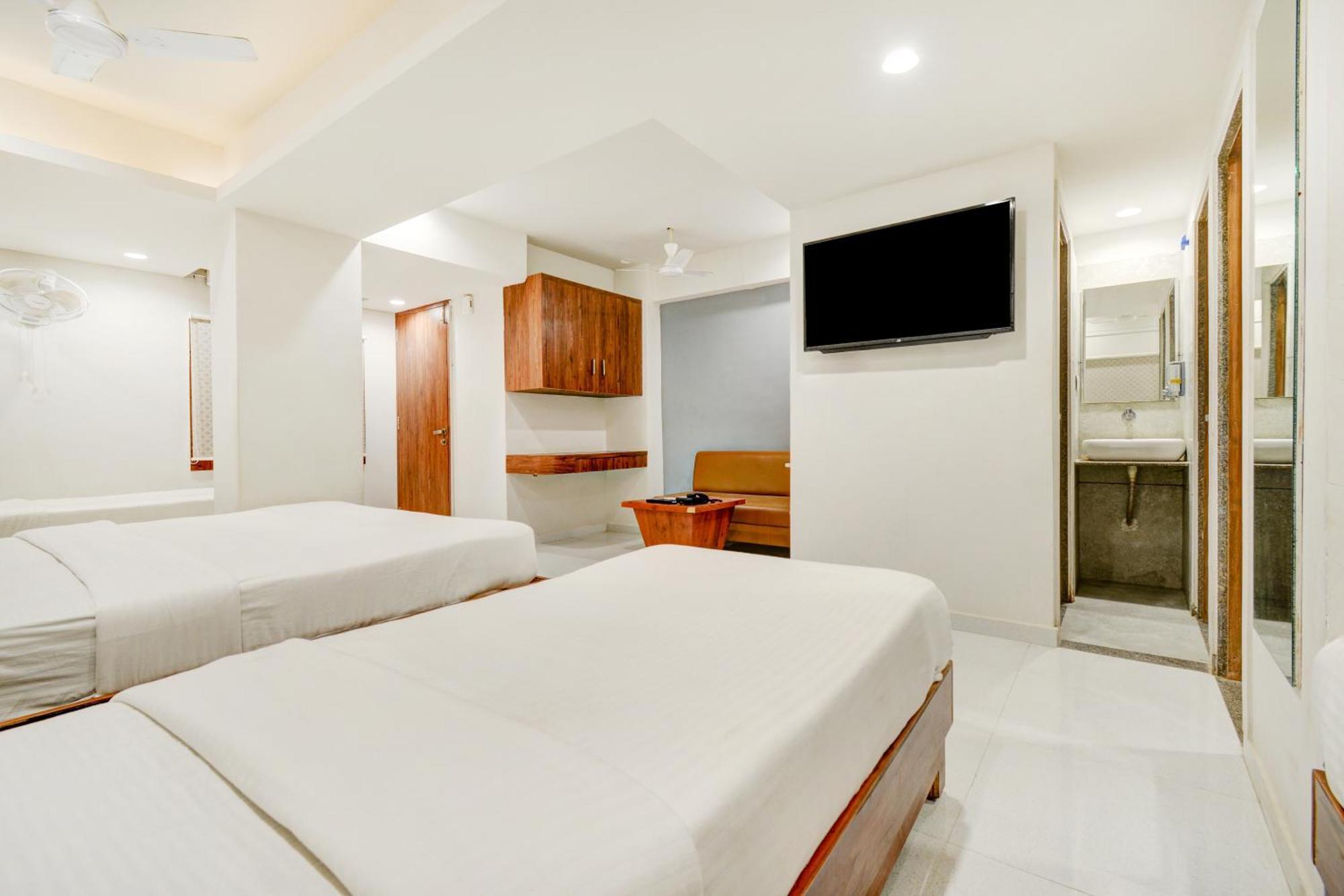Hotel Desert Inn Tharad Екстериор снимка