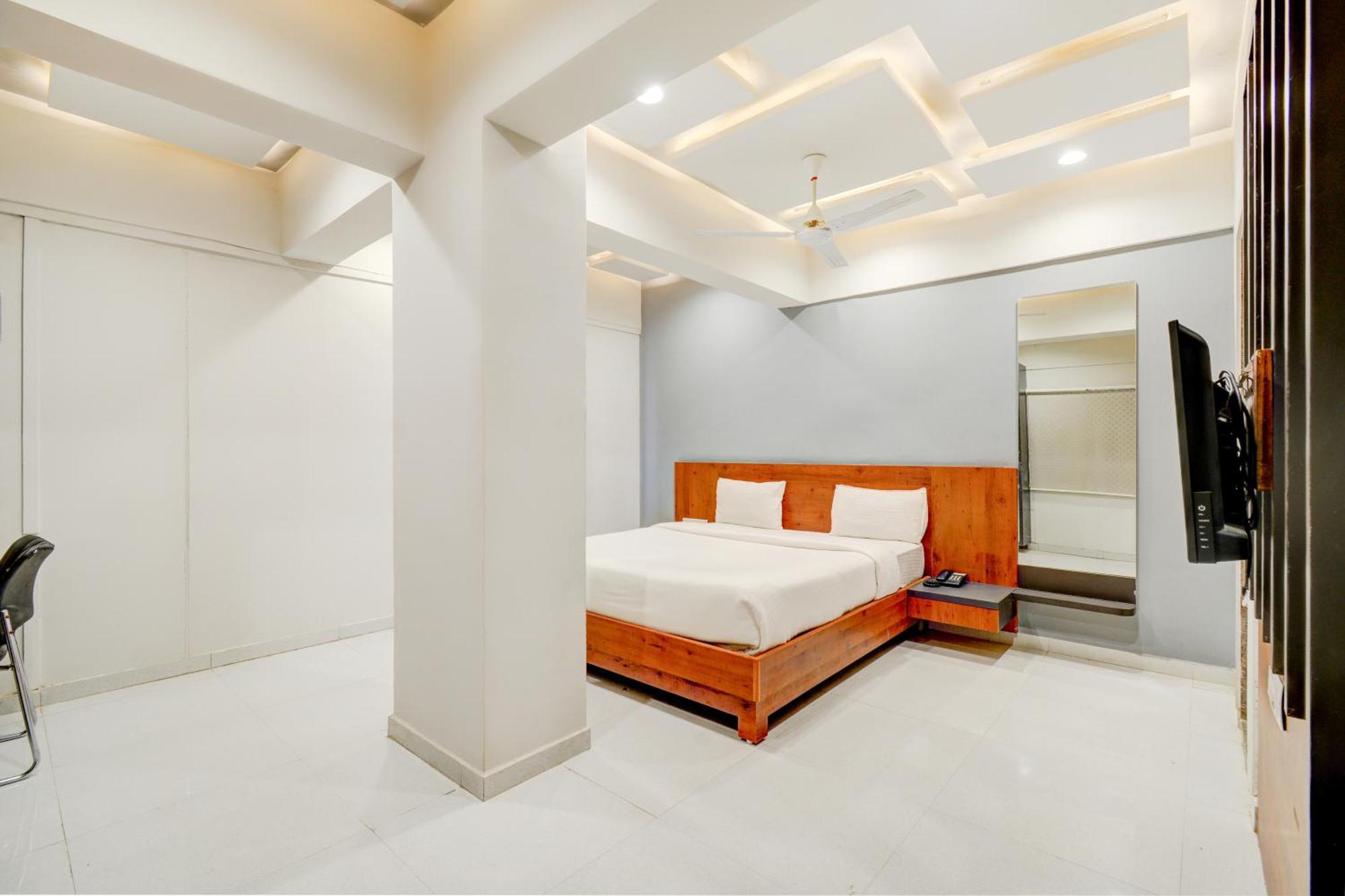Hotel Desert Inn Tharad Екстериор снимка