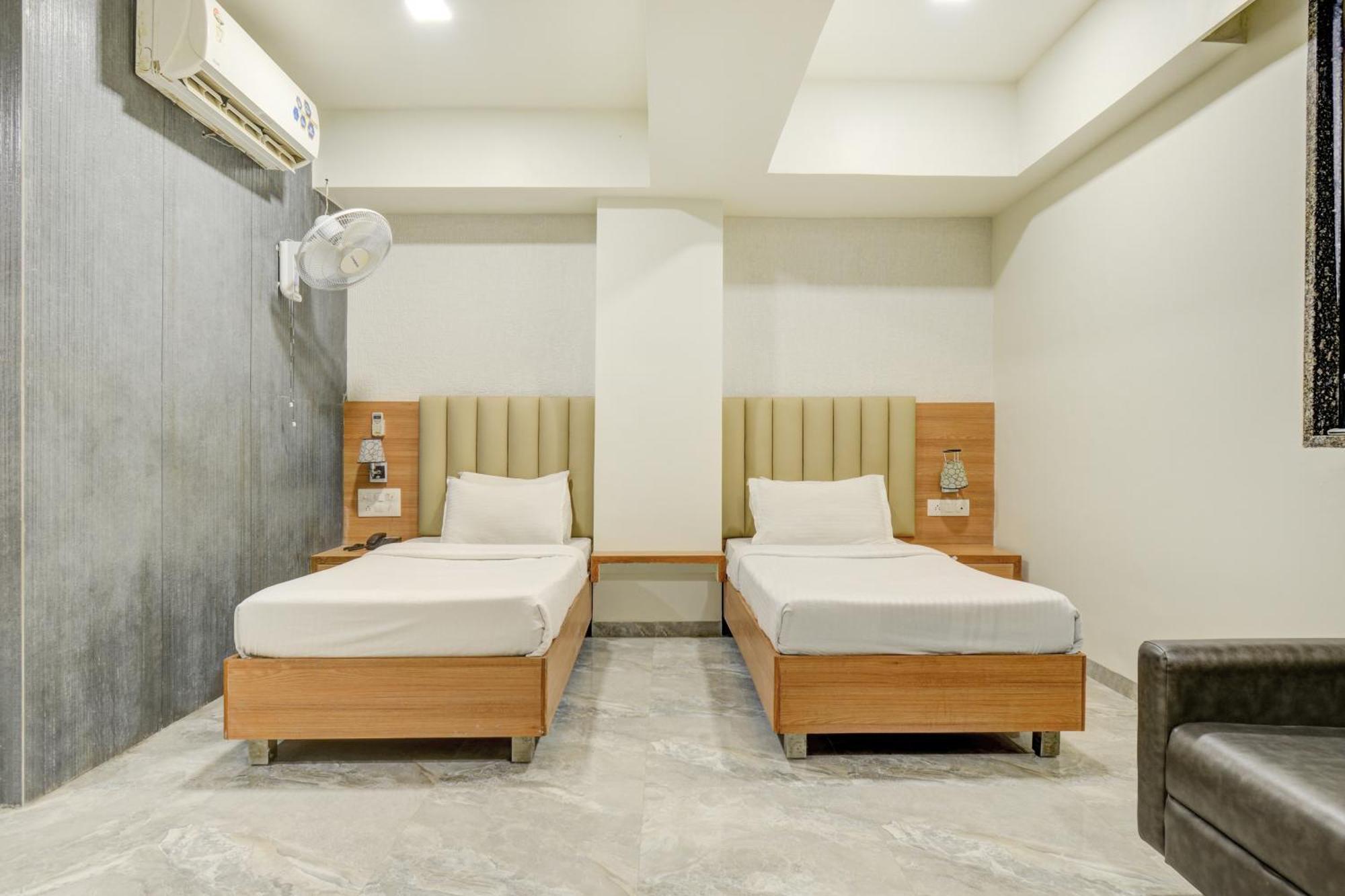 Hotel Desert Inn Tharad Екстериор снимка