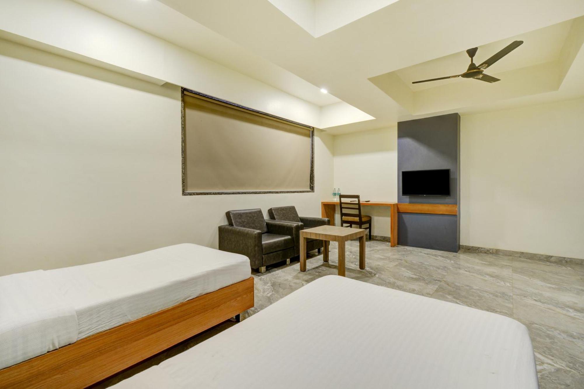 Hotel Desert Inn Tharad Екстериор снимка