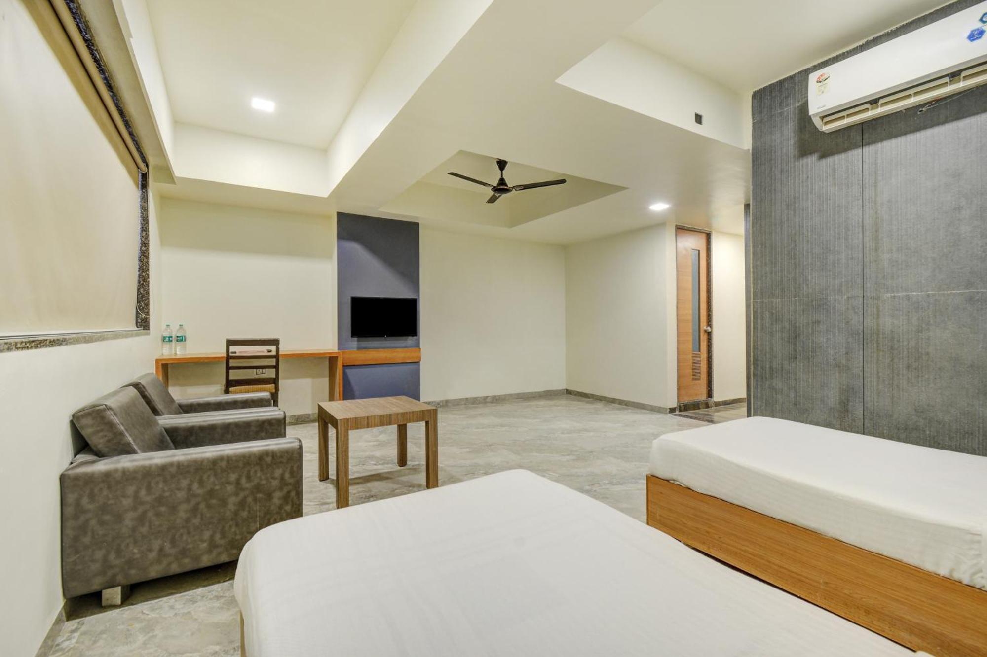 Hotel Desert Inn Tharad Екстериор снимка