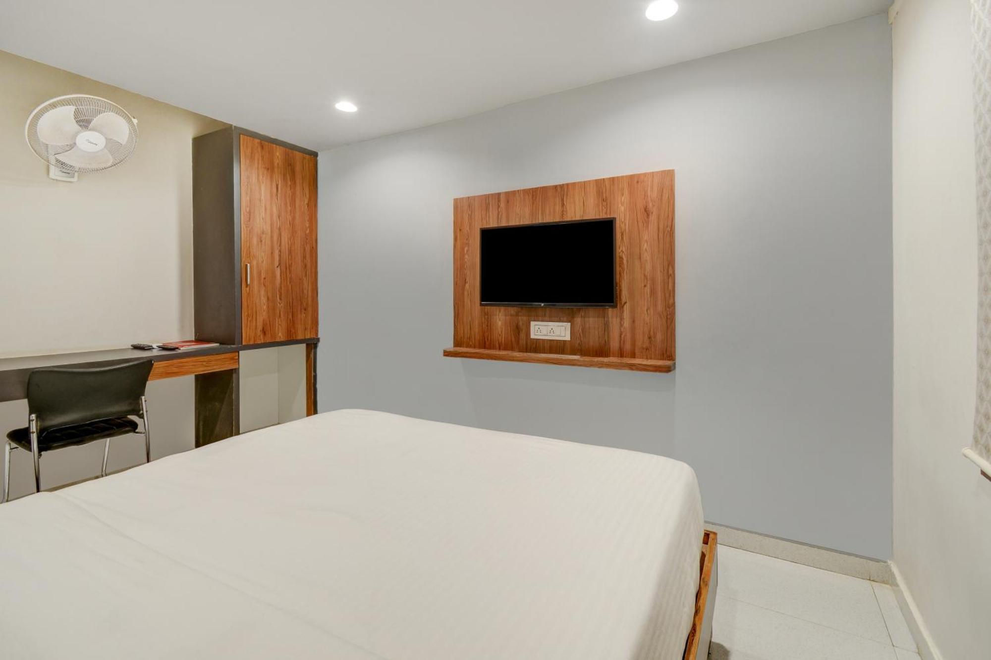 Hotel Desert Inn Tharad Екстериор снимка