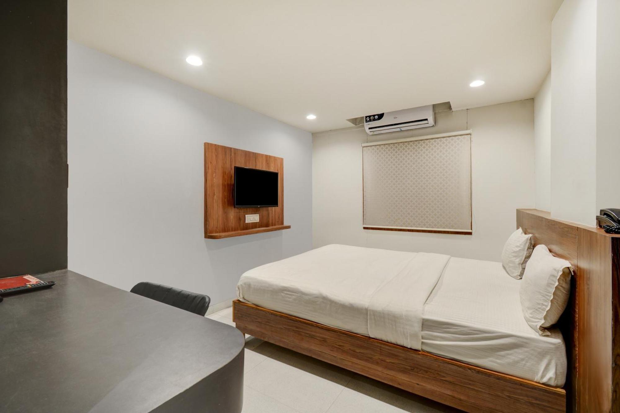 Hotel Desert Inn Tharad Екстериор снимка