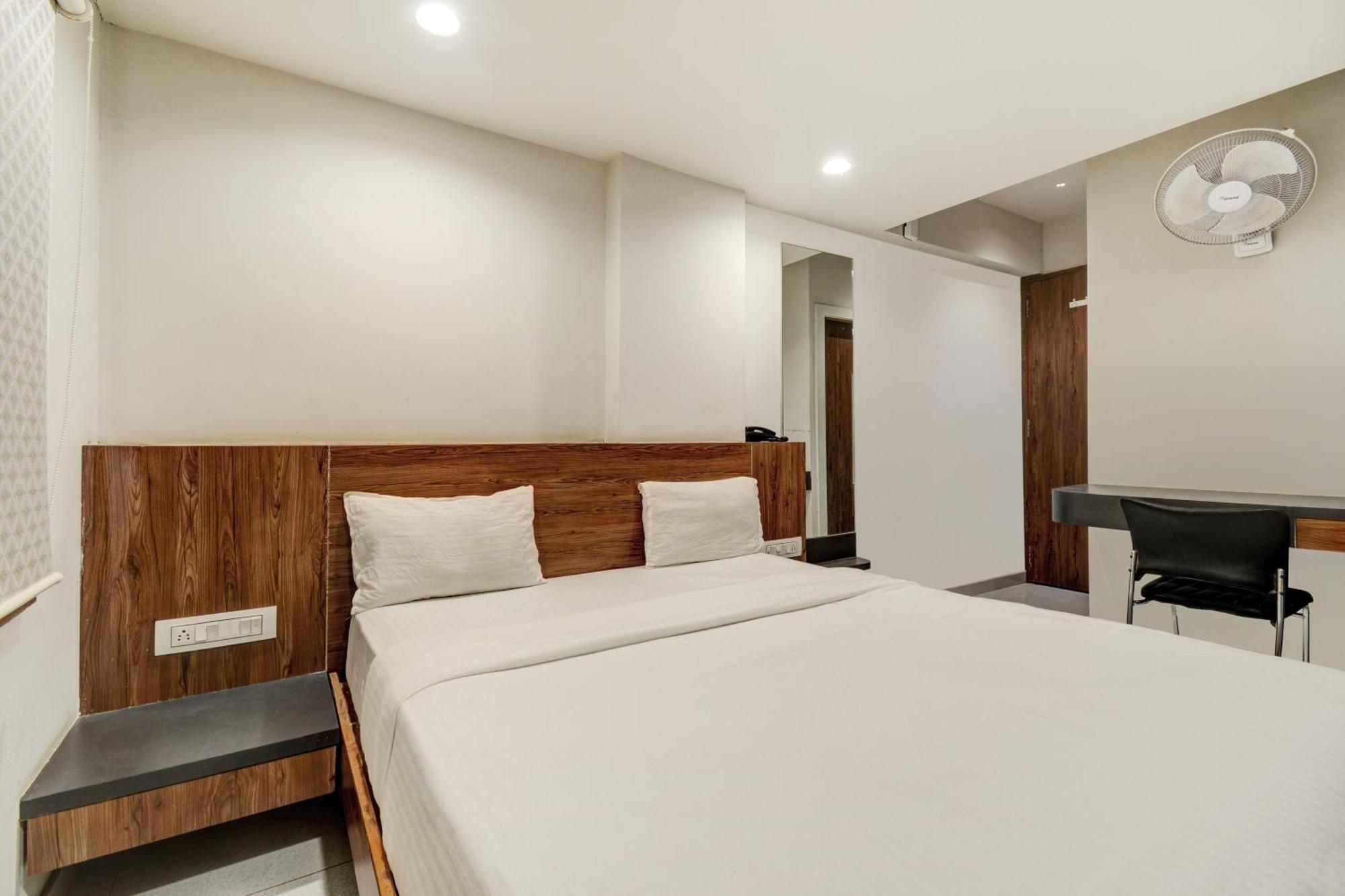 Hotel Desert Inn Tharad Екстериор снимка