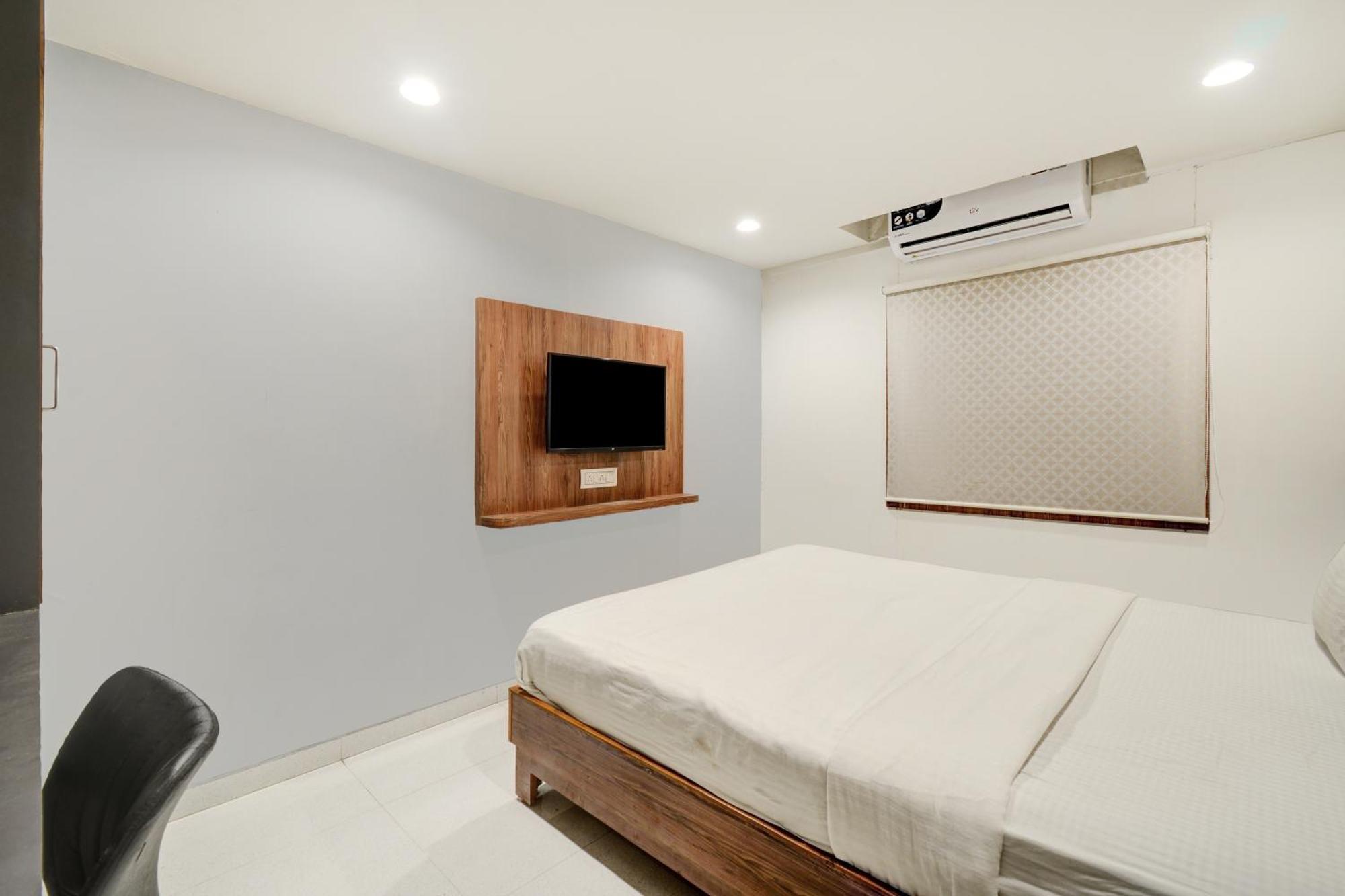 Hotel Desert Inn Tharad Екстериор снимка