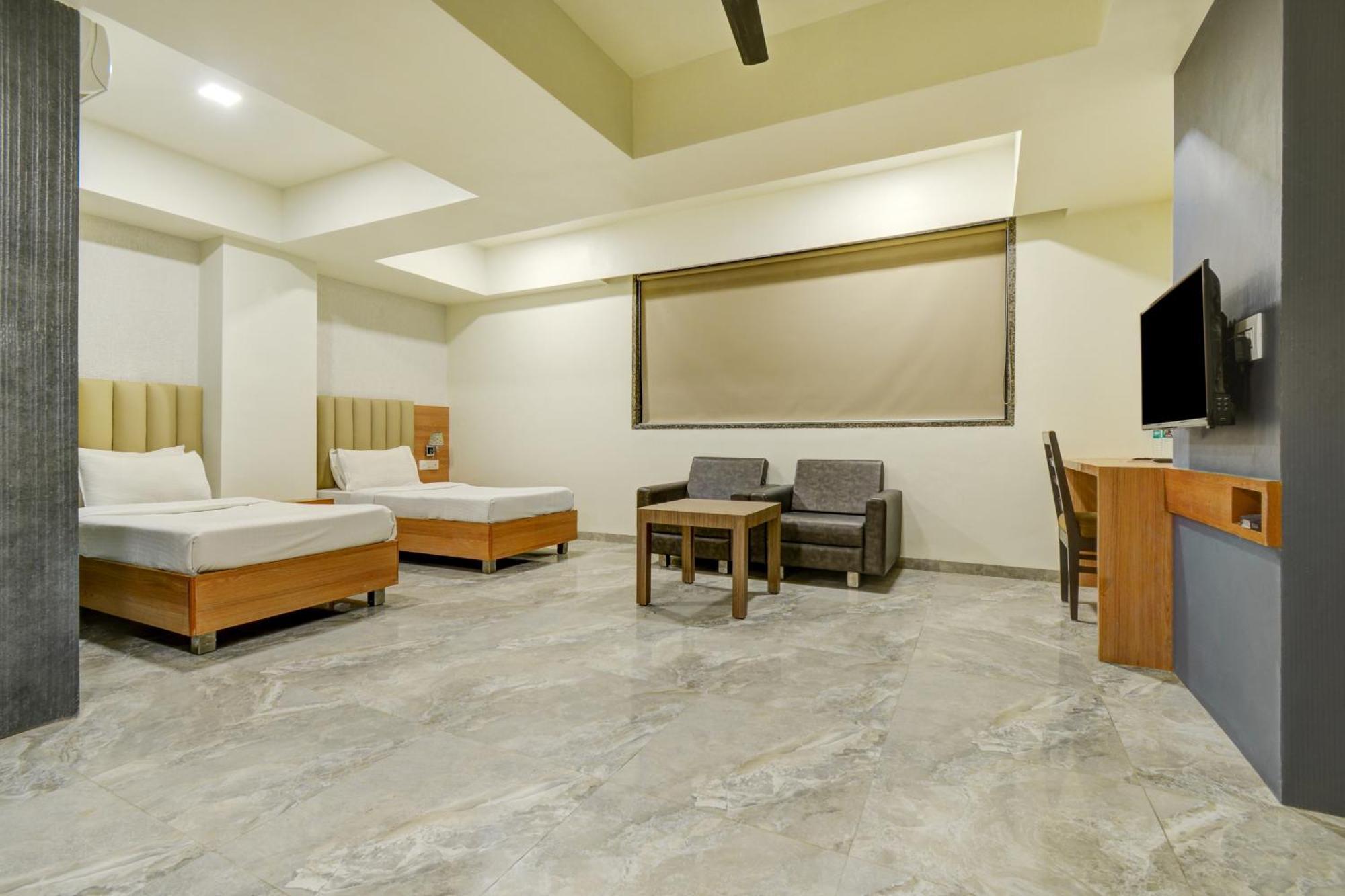 Hotel Desert Inn Tharad Екстериор снимка